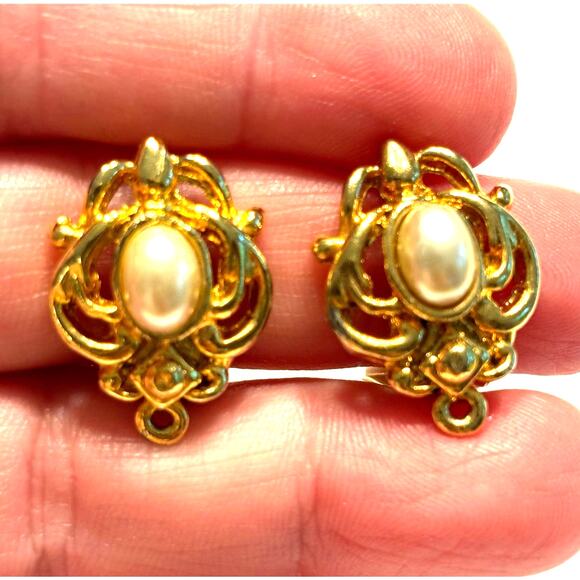 Vintage clip on earrings ornate gold & faux Pearl classic 80’s elegant bridal - Picture 5 of 7